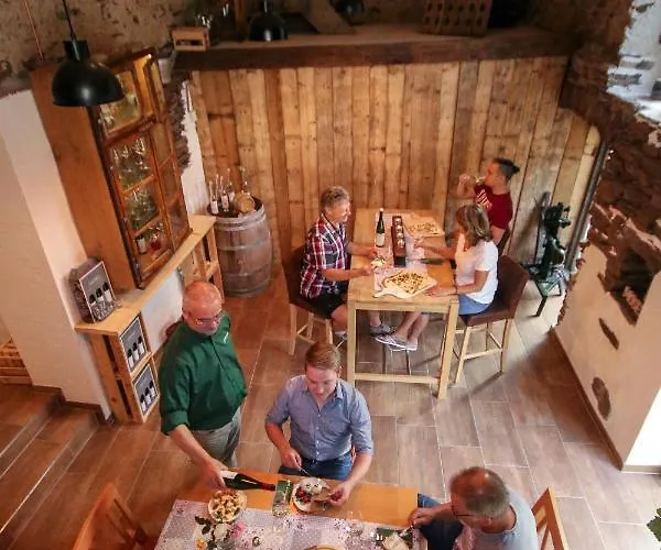 Ferienweingut Niessner 招待所 3*